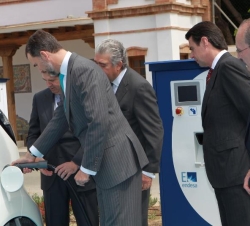 Su Alteza Real el Príncipe de Asturias conecta uno de los vehículos eléctricos a un punto V2G, en presencia del ministro de Industria, Energía y Turis
